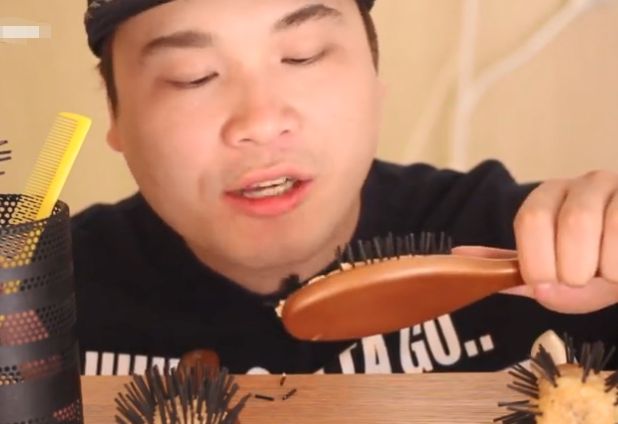 小哥哥直播吃东西,小哥哥直播吃章鱼一口一个头