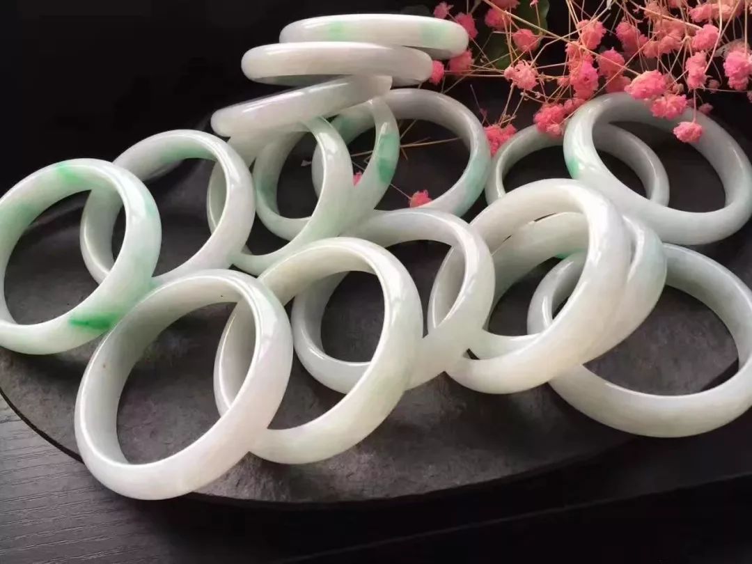 什么镯子值得久戴,年轻人适合一直戴着的镯子