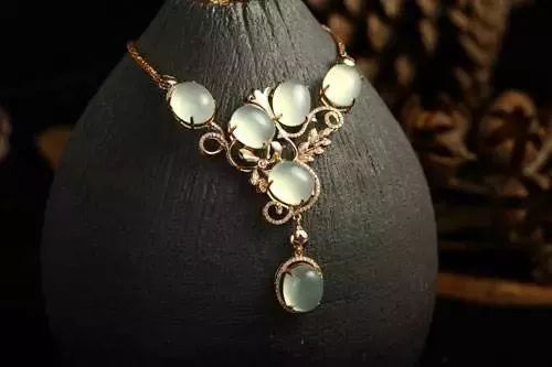 岫玉180料手镯和翡翠哪个好,好品质的岫玉和差品质翡翠哪个好