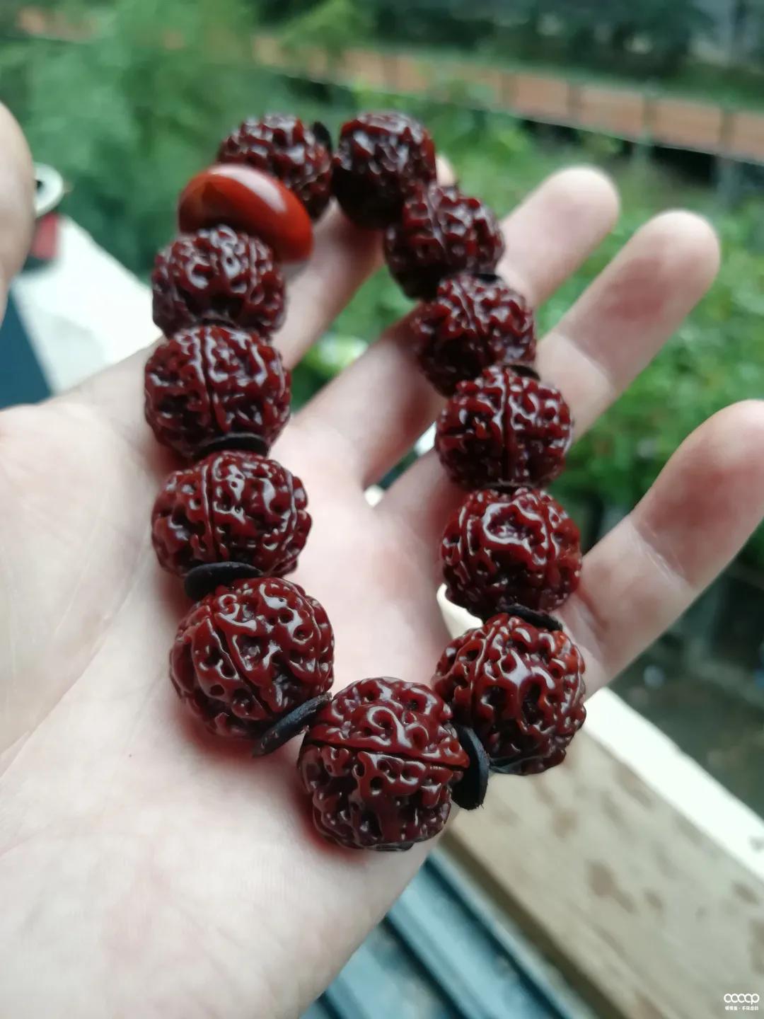 他试了一瓶“印度神油”，盘串6年，包浆妙啊