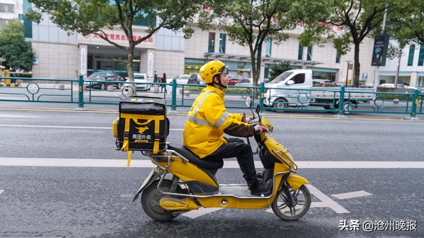 快递小哥过节不休息,过年快递员不送上门