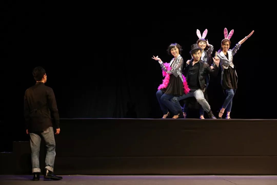 黄霑顾嘉辉1998演唱会高清完整版,黄霑顾嘉辉现场作曲的歌名