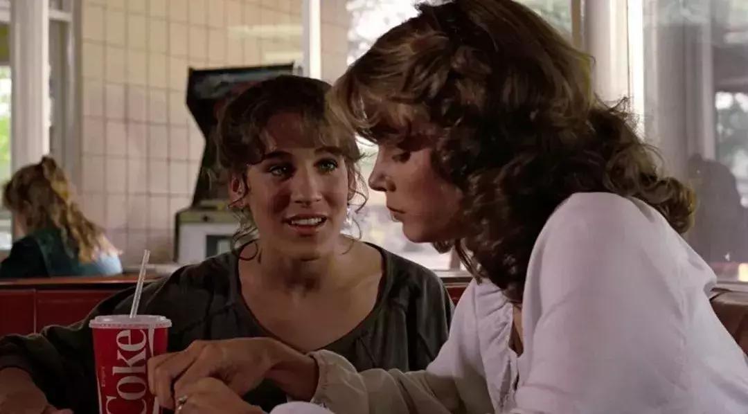 都是鹰钩鼻大美女，都爱过同一些男人，她俩的路怎么就不一样呢？