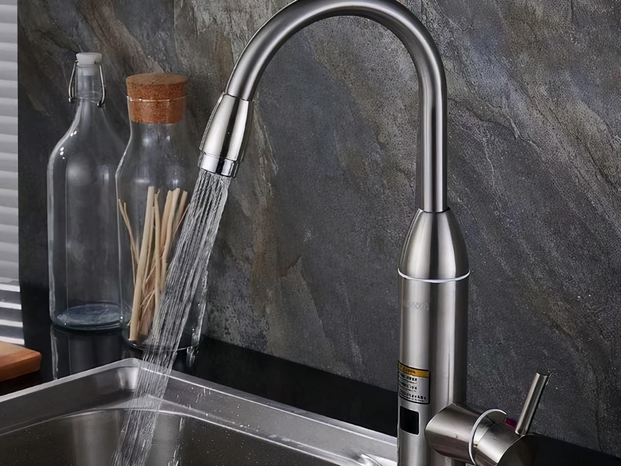 厨房装即热式水龙头还是小厨宝,厨房用小厨宝好还是即热水龙头好