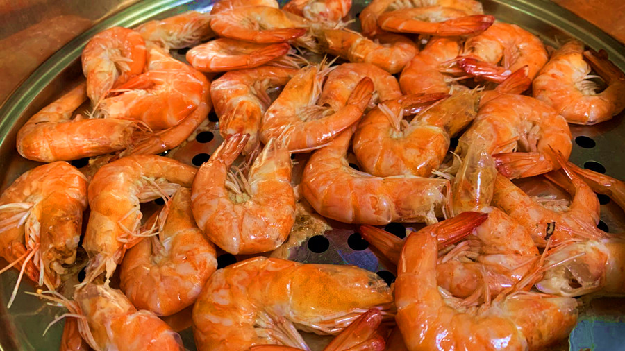 吃虾时，到底虾头能不能吃？70岁老渔民告诉你答案，别再做错了