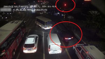 司机闯红灯送医院救治,宝马女司机拖行伤者视频