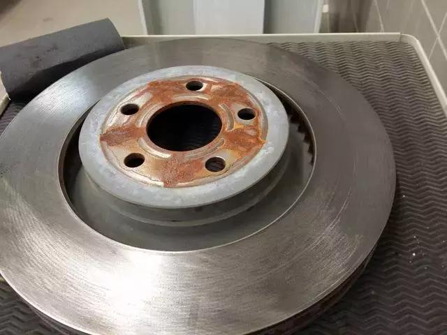 刹车一踩abs就启动是什么原因,深踩刹车abs立马启动