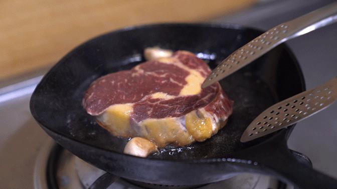 煎牛排大火会糊吗,煎牛排温度高黄油糊了