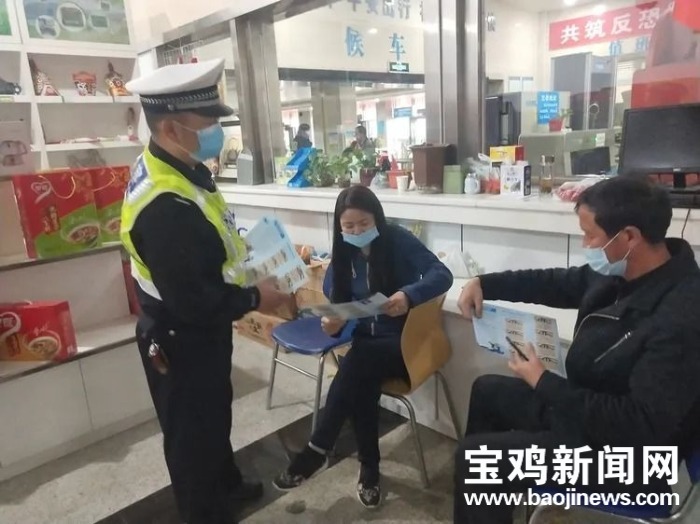 交警交通安全宣传提示,交巡警大队开展交通安全知识宣传