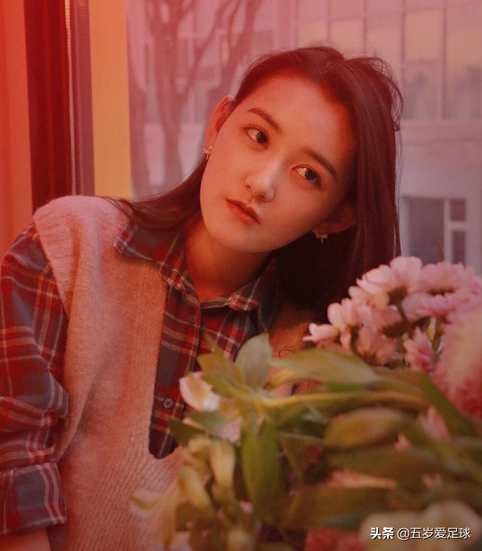 国足第一“迷妹”上线，微博“表白”于大宝帅爆，并配星星眼表情