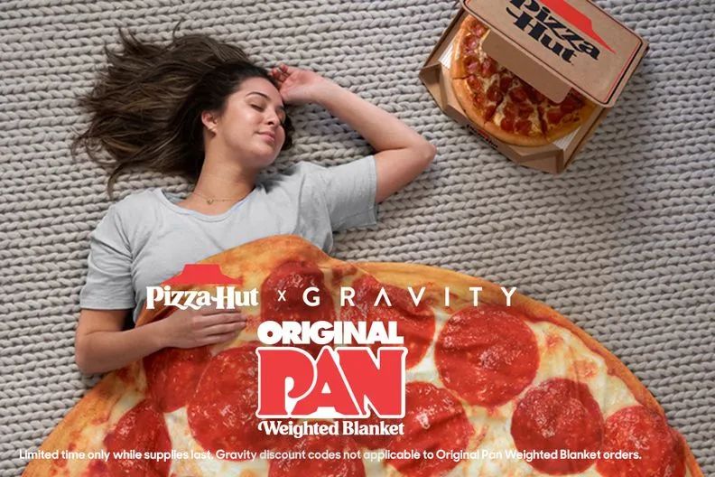 卡姿兰x必胜客的“下午茶”主题彩妆包装，梦回爱丽丝