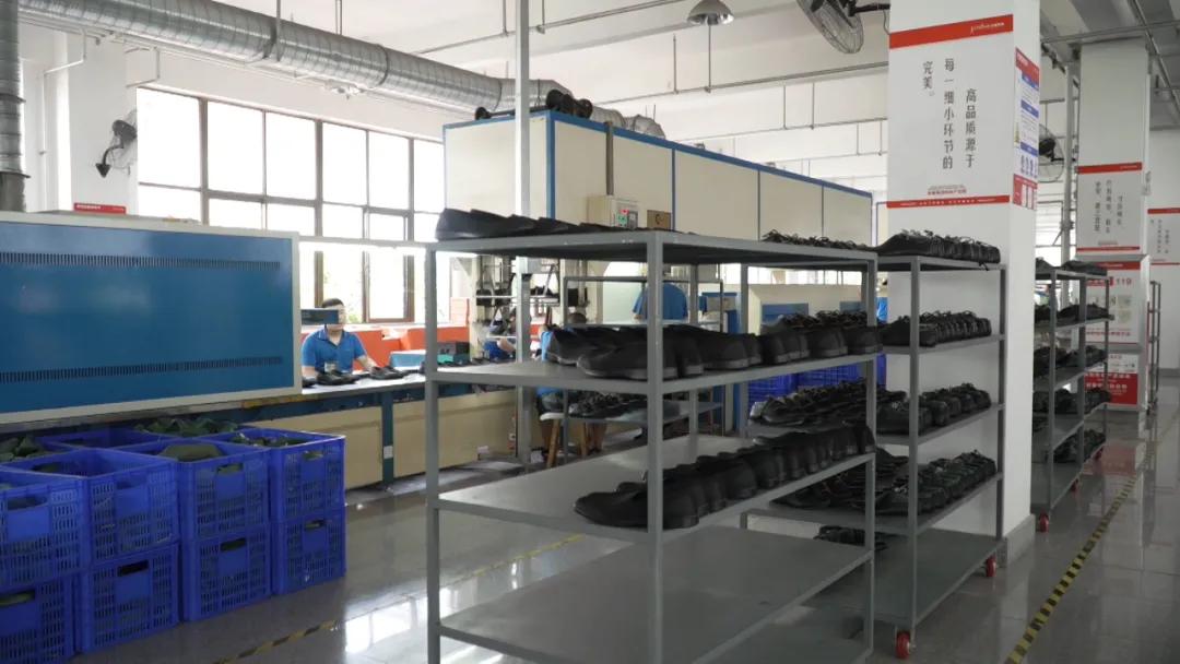 阿迪达斯商标侵权案例,adidas争议广告图片