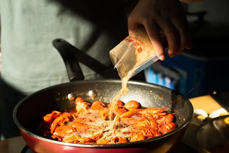 被薇娅直播间榨干零食预算后，写出了这篇测评报告（上）