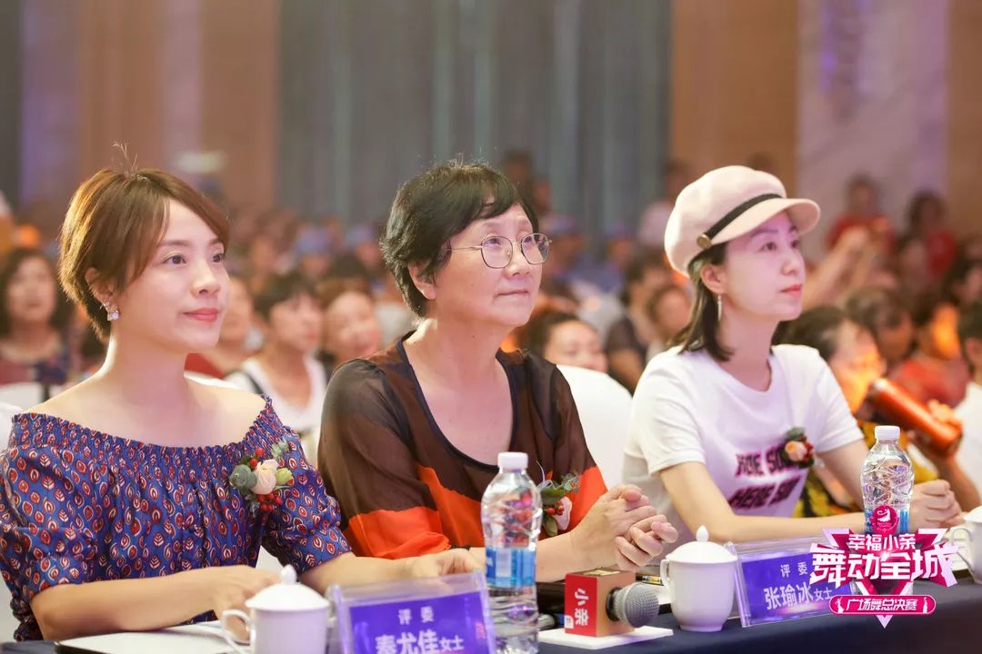 大妈们参加广场舞比赛,春晚广场舞比赛