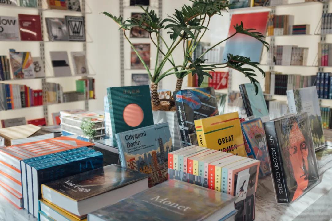 关店潮中，他在三里屯开了一家奢侈书店，用傲气向世界发起挑衅