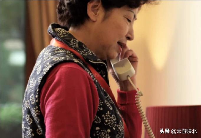 在逃离穷山沟前，无意间留下了自己的电话号码，却改写了她的人生