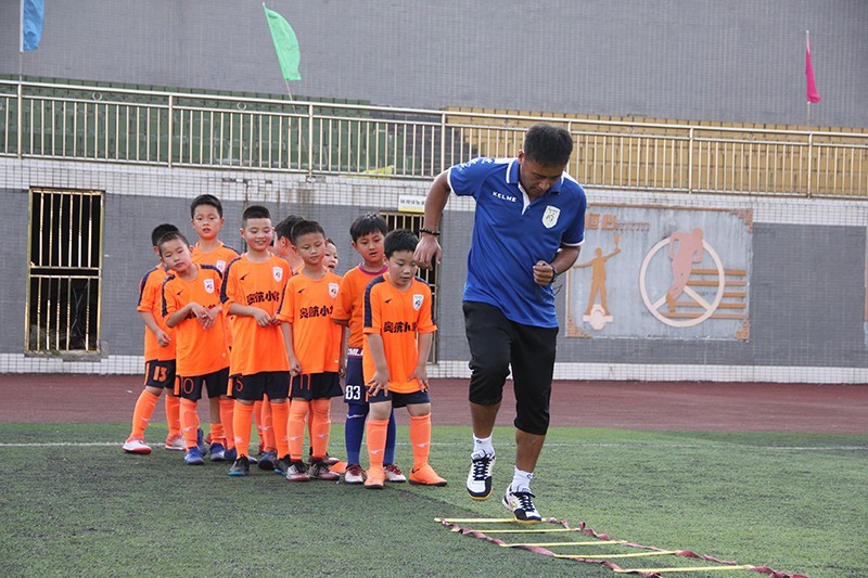 「众志成城抗疫万众一心复工」南充奥航足球俱乐部青训营开练