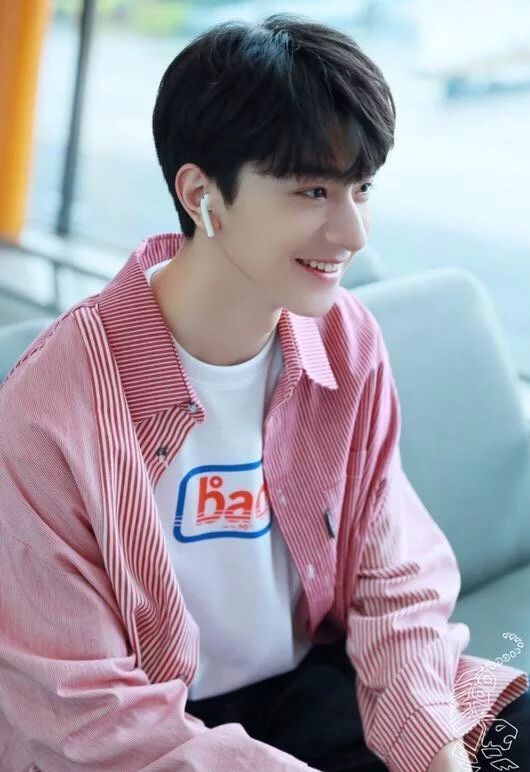 林一匡威同款,林一西装匡威