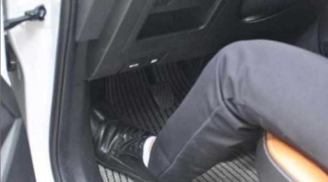 刹车和离合同时踩熄火是怎么回事,刹车离合要不要同时踩到底