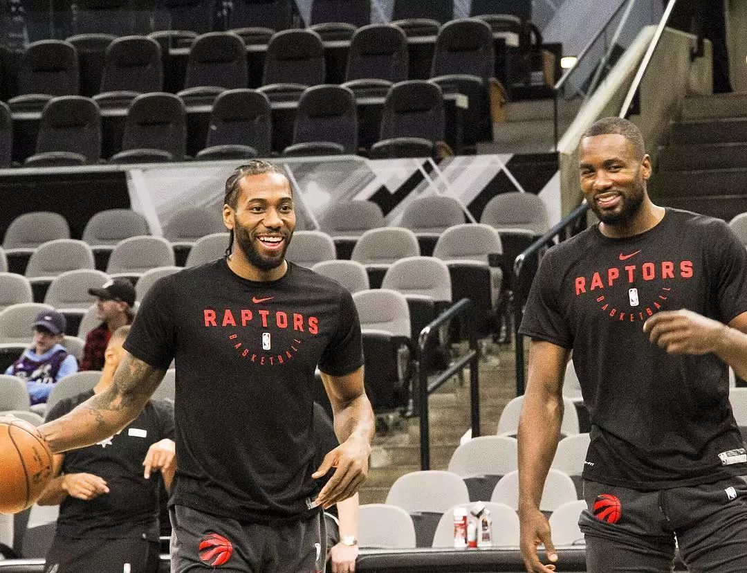 马刺球迷狂嘘伦纳德,马刺球迷伦纳德被骂视频