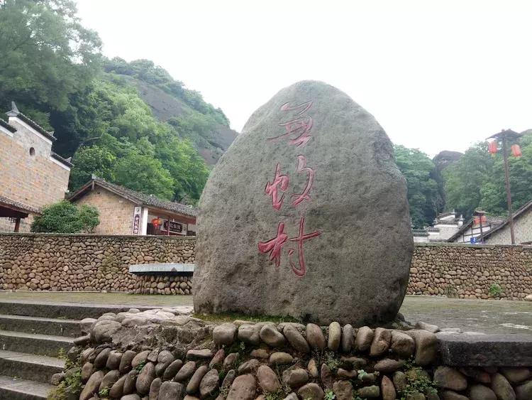 一个让人流连忘返的地方,山清水秀,只需要坐在河边发呆就行。