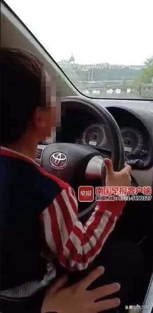 4岁男童开轿车,副驾驶坐着小女孩!家长理由让人无语
