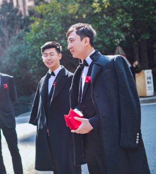 普京穿一套黑风衣,普京穿黑衬衫披外套