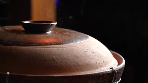 老西关炭炉羊肉煲，不给蘸酱！藏在村子里，门口停满豪车