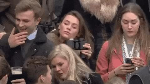 吓得娃儿们这个跑啊,绳子都拦不住哇