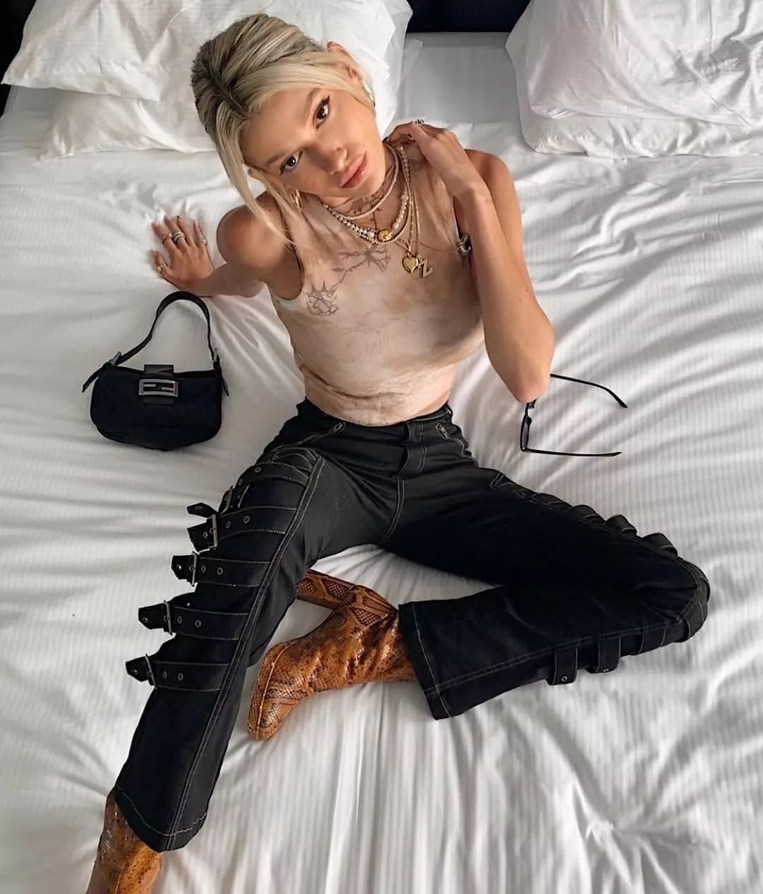 bella服装设计师跨界艺术家,bella都喜欢的工装裤