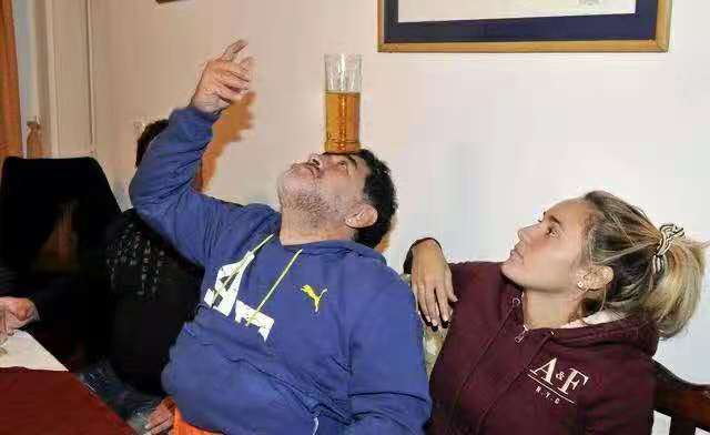 马拉多纳年仅60心脏骤停去世，是后半生“堕落”的结果