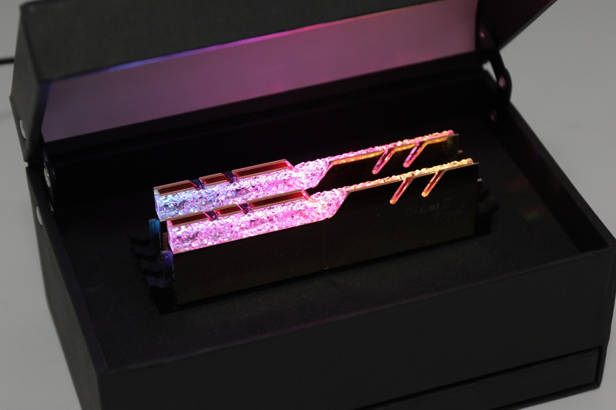 内存芝奇皇家戟16gb3600开箱,芝奇皇家戟ddr43200内存条能超频嘛