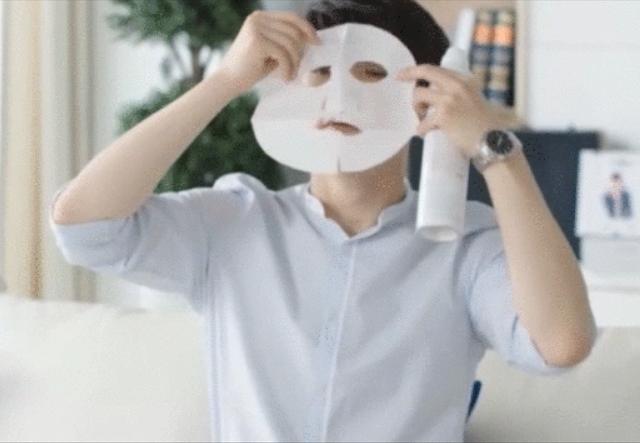 张艺兴晒的国货之光面膜火了，称屈臣氏断货王，网友：贼好用