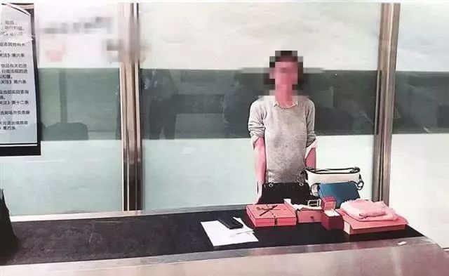 钻戒藏鞋子里！一女子“血拼”回来，被判刑18个月