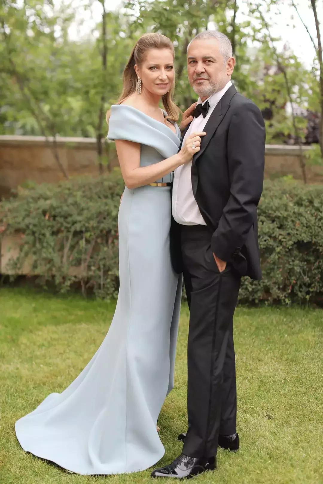 15万颗施华洛世奇水晶,eliesaab婚纱