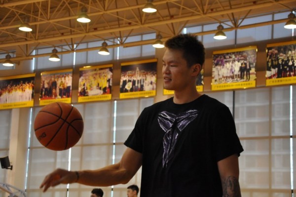 揭秘朱芳雨与现任妻子的恩爱秘密,朱芳雨三次婚姻