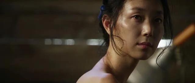 女子为艺术献身全裸出镜,身材火热