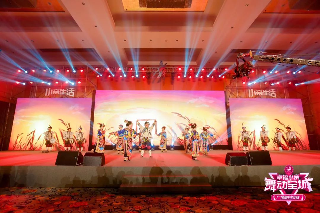 大妈们参加广场舞比赛,春晚广场舞比赛