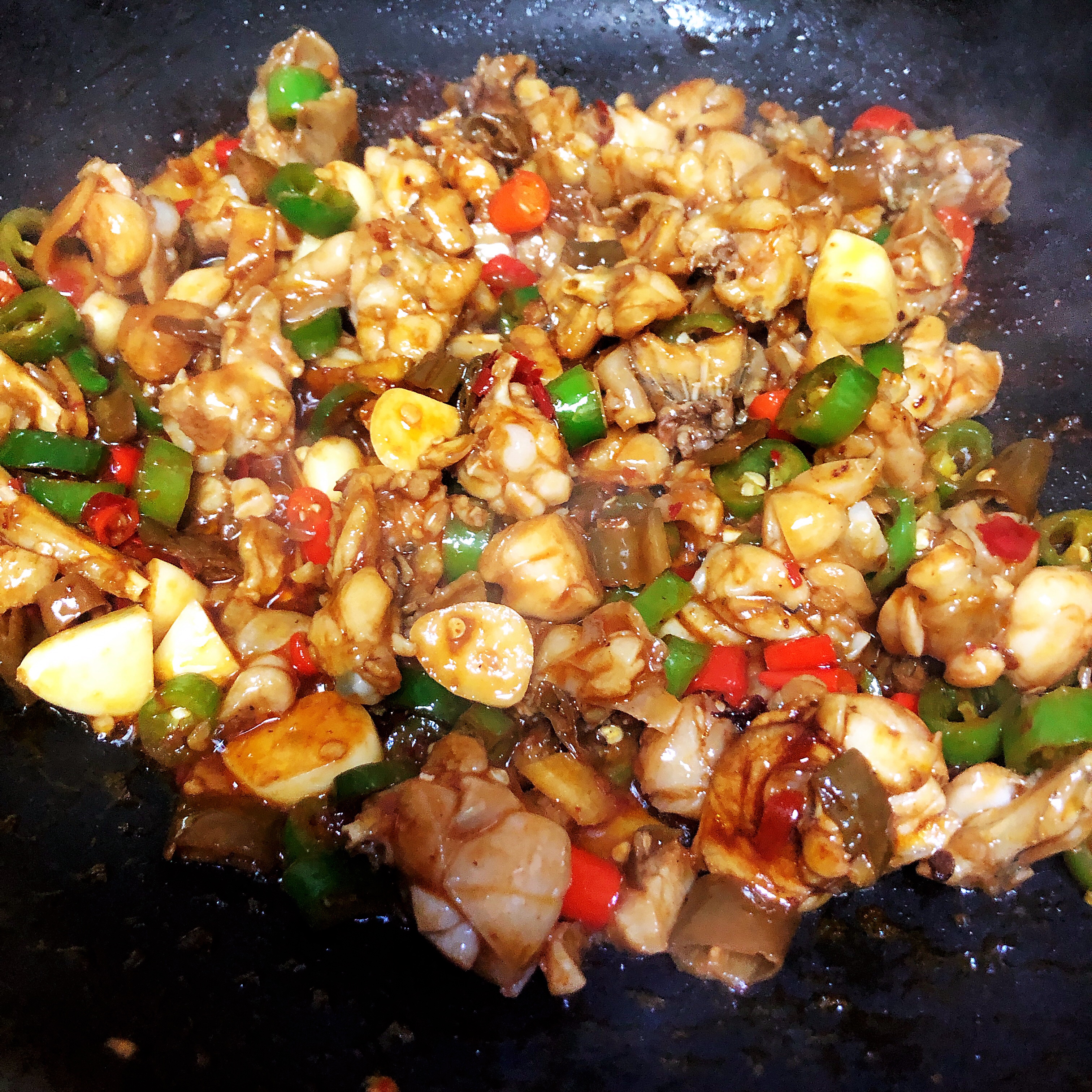 牛蛙杀好后怎么弄肉质鲜嫩,冷冻牛蛙怎么处理肉质才能鲜嫩