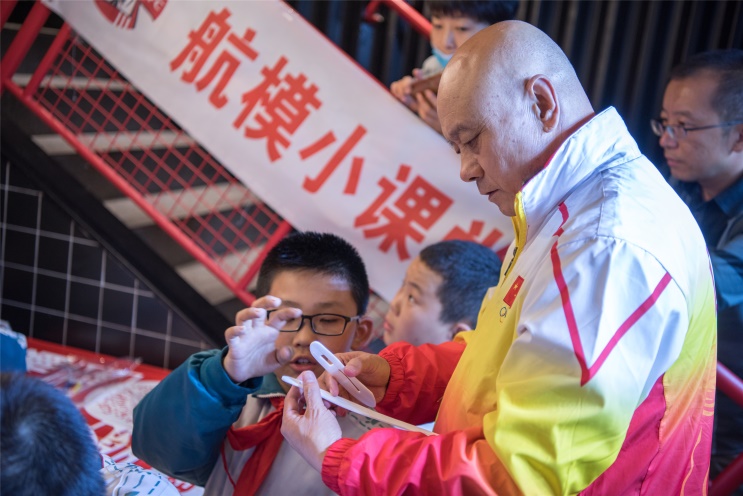 “上校爷爷”搭载航模，苍穹之上礼赞国庆