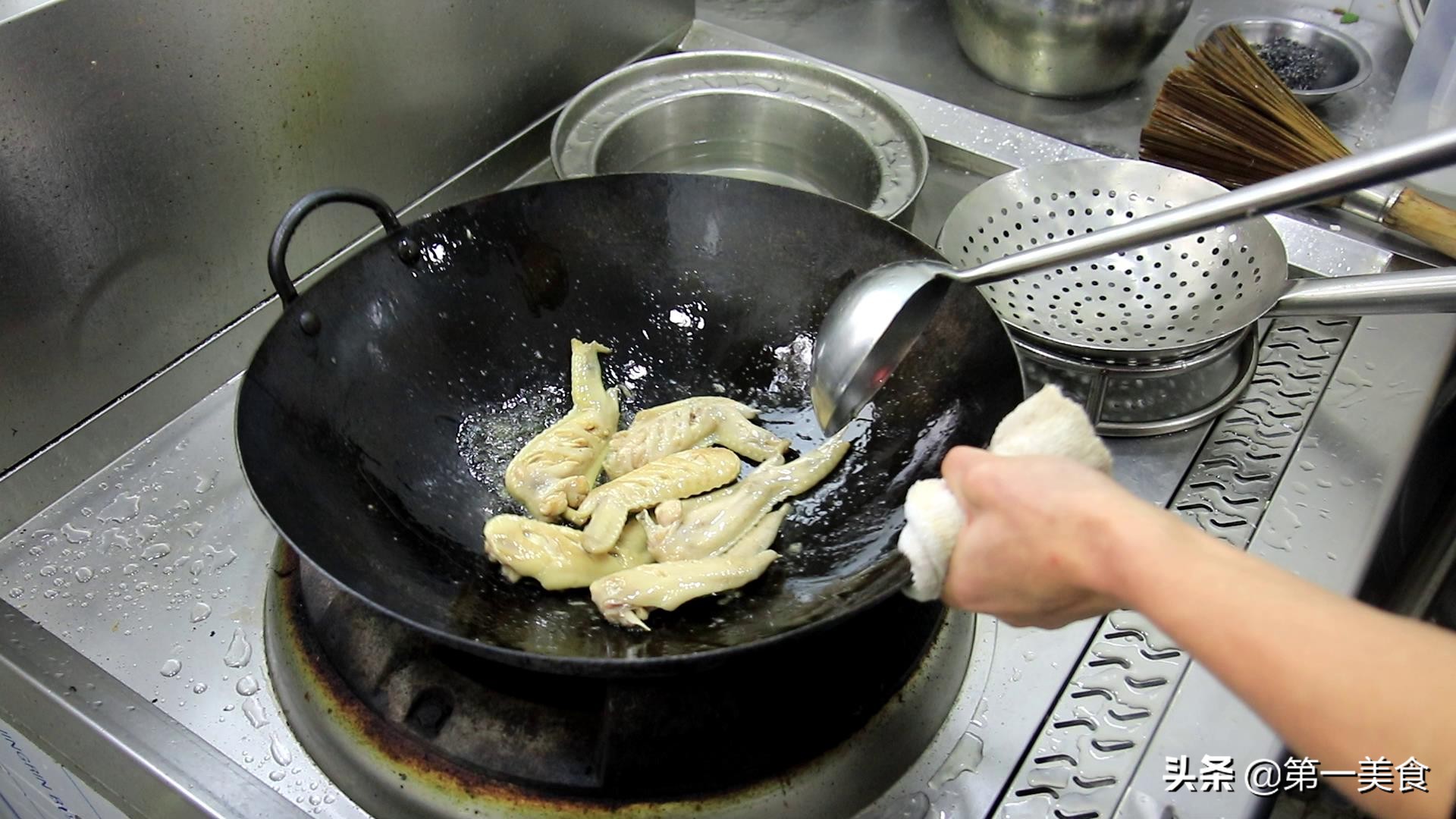 鸡翅红烧怎么做,鸡翅冷水泡