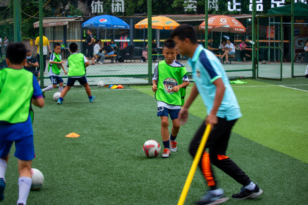 10岁足球青训的训练,刚刚接触足球的孩子的青训细节