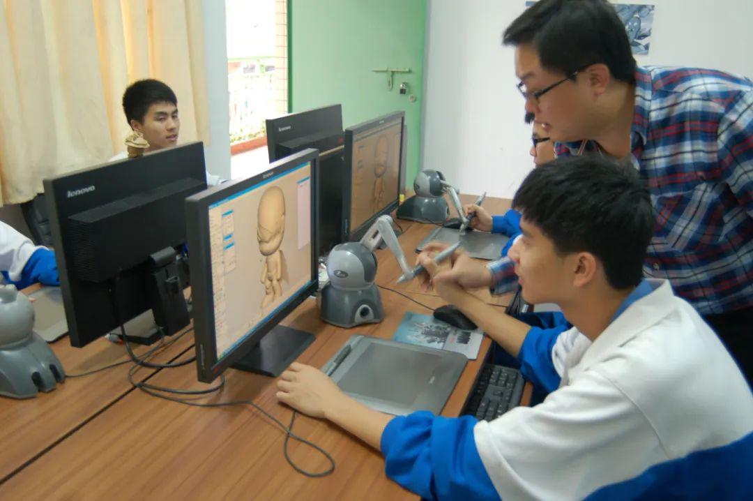 计算机平面设计专业做什么最吃香,中专学计算机平面设计出路和薪水