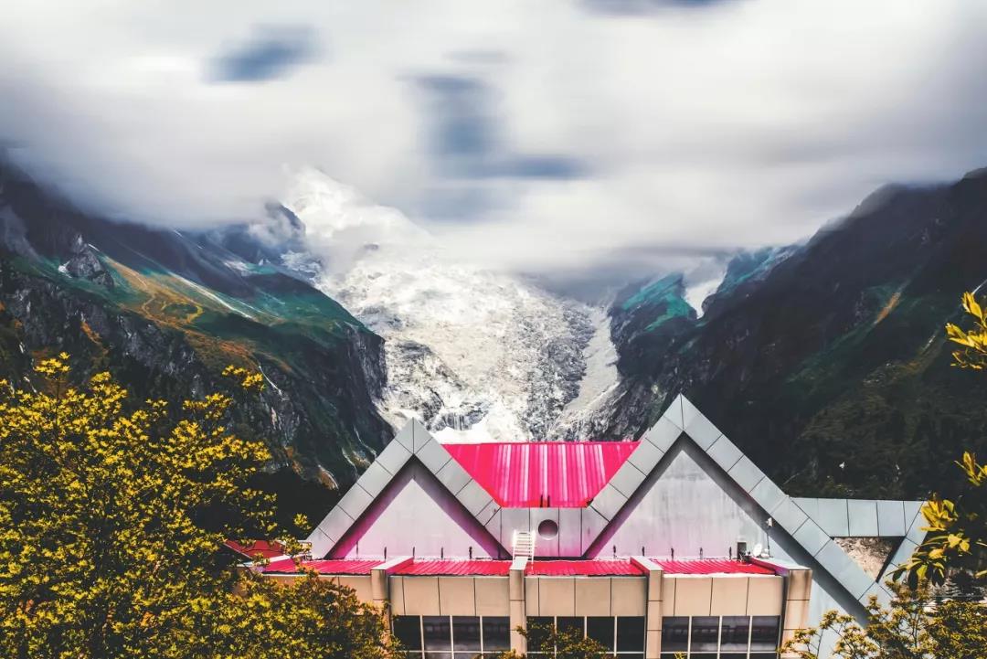 一个被上帝偏爱的地方,一个被上帝遗弃的城市