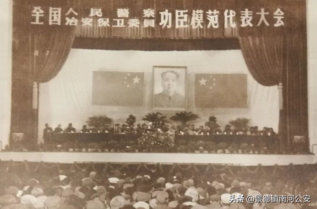 珍贵实拍70年代,一张图看警服的变迁