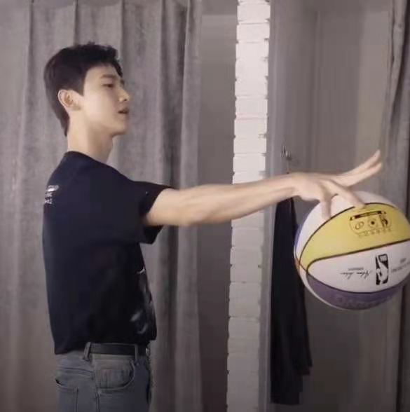 李现打篮球瞬间,两大顶流男神