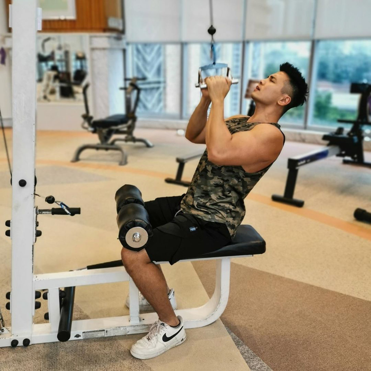 韩国帅哥晒胸肌恶搞,tvb男演员胸肌