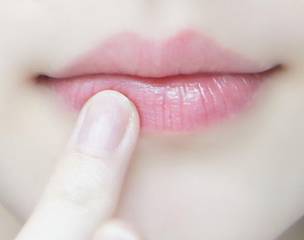 怎样淡化唇纹最有效,唇纹深怎么淡化最有效的方法