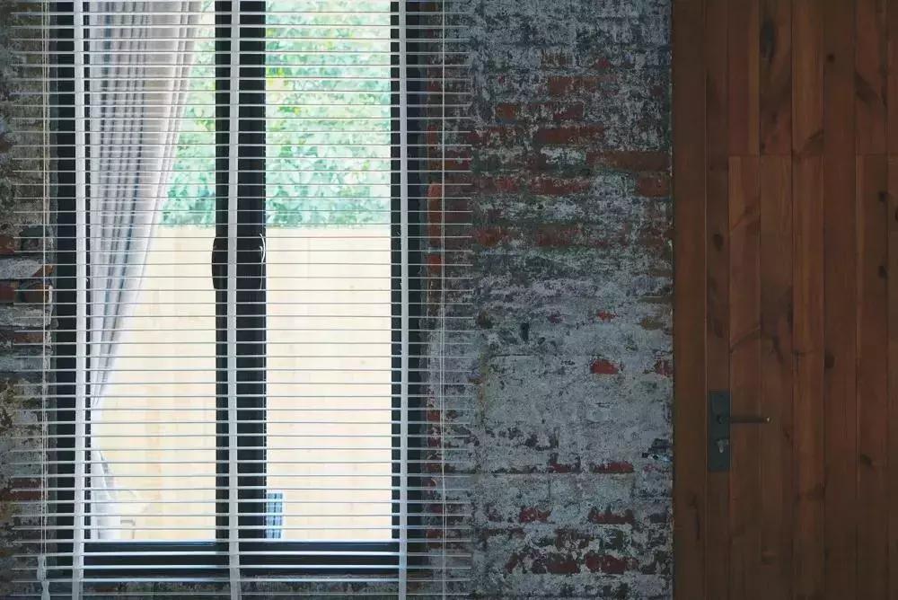 放弃世界顶尖银行工作,他回村当木匠,在废墟上盖出了爆美小院!