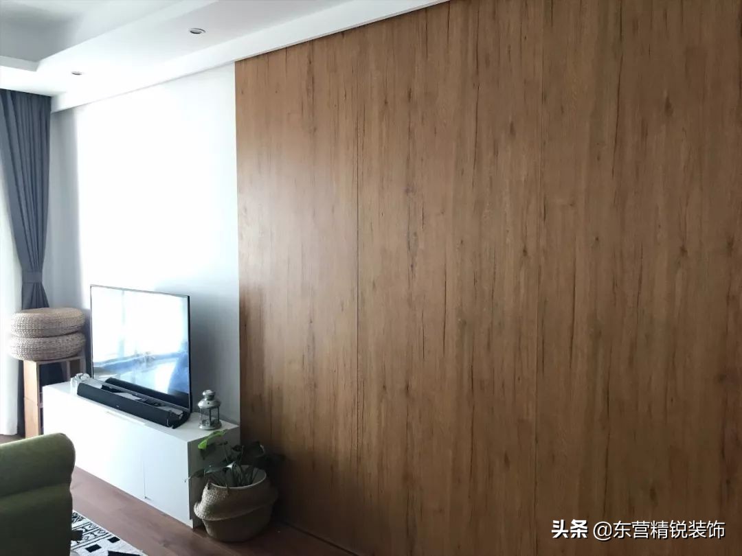 主卧背景墙护墙板装修效果图大全,100平方现代轻奢护墙板装修多少钱